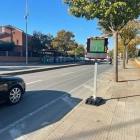 Un radar amb una pantalla que mostra la velocitat a la que circula un vehicle.