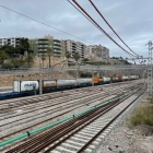 Imatge d'un tren de mercaderies circulant per Tarragona.