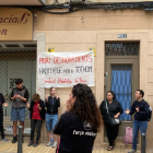 Diverses persones s'han concentrat per protestar davant dels habitatges.