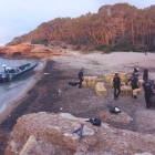Efectius dels Mossos treballant en el decomís d'haixix a la platja de port Olivet, a l'Ametlla de Mar.