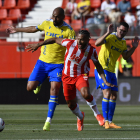 Els dosfutbolistes del Nàstic, Fali i Luis J. Suárez disputant una pilota en un partit de Primera Divisió.