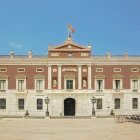 Imatge de l’aspecte que lluirà la façana de l’Ajuntament aquest agost, amb el nou color que s’ha descobert durant els treballs de restauració.