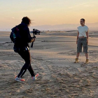 Imagen de Laura Escanes grabando 'La travessa' en el Delta de l'Ebre.