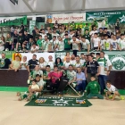 Els jugadors que s’acomiaden de l’entitat i el tècnic Ferran López acompanyats de la penya Els Estrellats en l’homenatge del dissabte.