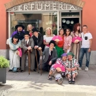 Els membres del 'Correvells' van repartir els ventalls als establiments.