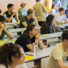 Els alumnes, minuts abans de començar la seva primera prova de selectivitat.