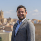 L'alcalde de Tarragona, Rubén Viñuales, amb la ciutat de fons.