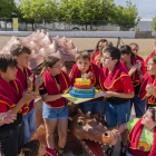 Imatge de diversos alumnes de l'escola Els Ganxets celebrant el 10è aniversari.