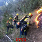 Imatge dels Bombers treballant en un incendi forestal.
