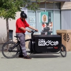 Imatge de la bicicleta de càrrega que transporta la roba en desús dipositada als contenidors de set escoles de Reus.