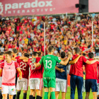Els jugadors del Nàstic celebren amb la grada el pas a la final del Play-off d'ascens.