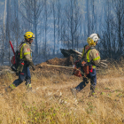 Imatge dels Bombers lluitant contra un incendi.
