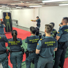 Agents de la Guàrdia Civil de Tarragona formant-se en l'ús de la pistola tasser que faran servir.