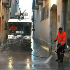 Imatge d’arxiu d’un treballadors municipals netejant un carrer de la ciutat.
