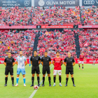 L'quip arbitral del partit amb els capitans dels equips