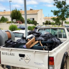 Un vehicle recollint objectes voluminosos a Altafulla.