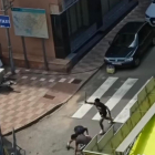 Imatge del jove atacant-ne un altre amb una arma.