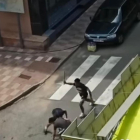 Imatge del jove atacant-ne un altre amb una arma.