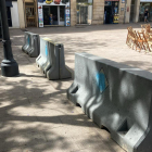 Imatge de les barreres de fromigó «New Jersey» amb pintades per tapar la rosa de Reus.