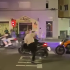 Moment de l'atac amb la crossa a un motorista.