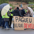 Veïns de Lilla manifestant-se a les rotondes d'accès a l'A-27 a Montblanc.