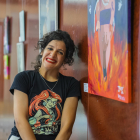 La pintora Smirna Vázquez, al costat d’una de les obres exposades al pati de Jaume I.