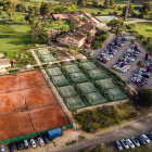 L’entitat disposa actualment de set pistes de pàdel panoràmiques i tres pistes de tennis de terra batuda.