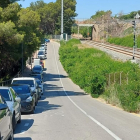 Imatge de la vegetació envaint part d'un carril de la calçada a la carretera de la platja Llarga, a l'altura de la platja dels Capellans.