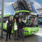 Imatge d'un autobus de Flixbus i membres de la plantilla de l'empresa.