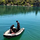 Una barca de la unitat subaquàtica dels Mossos busca el cos del jove al pantà de Sant Antoni.