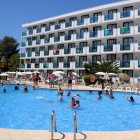 Turistes banyant-se a la piscina d'un hotel de la Costa Daurada, a Vila-seca.