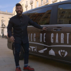 Imatge de Marc Ribas amb la furgioneta del programa a la plaça de la Font en la primera emissió.