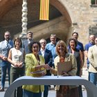 La secretària general d'ERC, Marta Rovira, i la viceprimera secretària del PSC, Lluïsa Moret, encaixen mans després de signar l'acord d'investidura davant de la Biblioteca de Catalunya