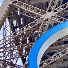 Imagen del hombre escalando la Torre Eiffel