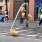 Imatge del semàfor caigut.