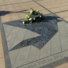 Imatge del ram de roses blanques col·locades per l'Ajuntament de Cambrils en el Memorial de la Pau