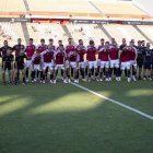 El cos tècnic i els jugadors del Nàstic de Tarragona sobre la gespa del Nou Estadi Costa Daurada abans del partit de presentació contra l’SD Huesca en el trofeu Ciutat de Tarragona
