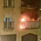 Imatge de l'incendi d'un pis del carrer Marinada de Roda.
