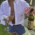 Imatge de Dua Lipa amb una ampolla de Blanc Sumoll, del celler Partida Creus.