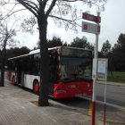 Imatge d'un bus de l'EMT estacionat a la parada de Sant Ramón.