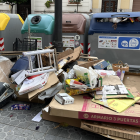 Imagen de basura fuera de unos contenedores que se encuentran llenos en Tarragona.