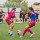 Dues jugadores del CF Sant Pere i Sant Pau durant la sessió d’entrenament del darrer dilluns.