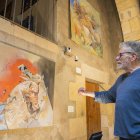 Josep Maria Rosselló davant la peça ‘Anghiari & Guernika’, exposada al pati gòtic del Palau del Cambrer de Tarragona. Gerard Martí