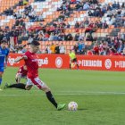 Javi Bonilla rematant el darrer penal que li van xiular al Nàstic el 19 de març de 2023.