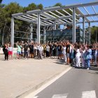 Treballadors del centre penintenciari de Mas d'Enric amb la mà alçada en la protesta per denunciar l'agressió feta per una interna a una funcionària.