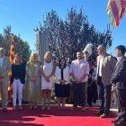 Fotografia de l'ofrena floral de la corporació municipal.