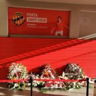 Les flors a la porta Santi Coch, la porta número 8, del Nou Estadi,