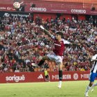 El jugador del Nàstic, Óscar Sanz, en una acció defensiva contra el Tarazona.