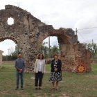 La regidora de Cultura de Constantí, la directora del MNAT i el secretari de l'associació Septimani Seniores al conjunt romà de Centcelles.