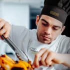 Imagen de un participante cocinando en el concurso gastronómico Talentos Martiko.
